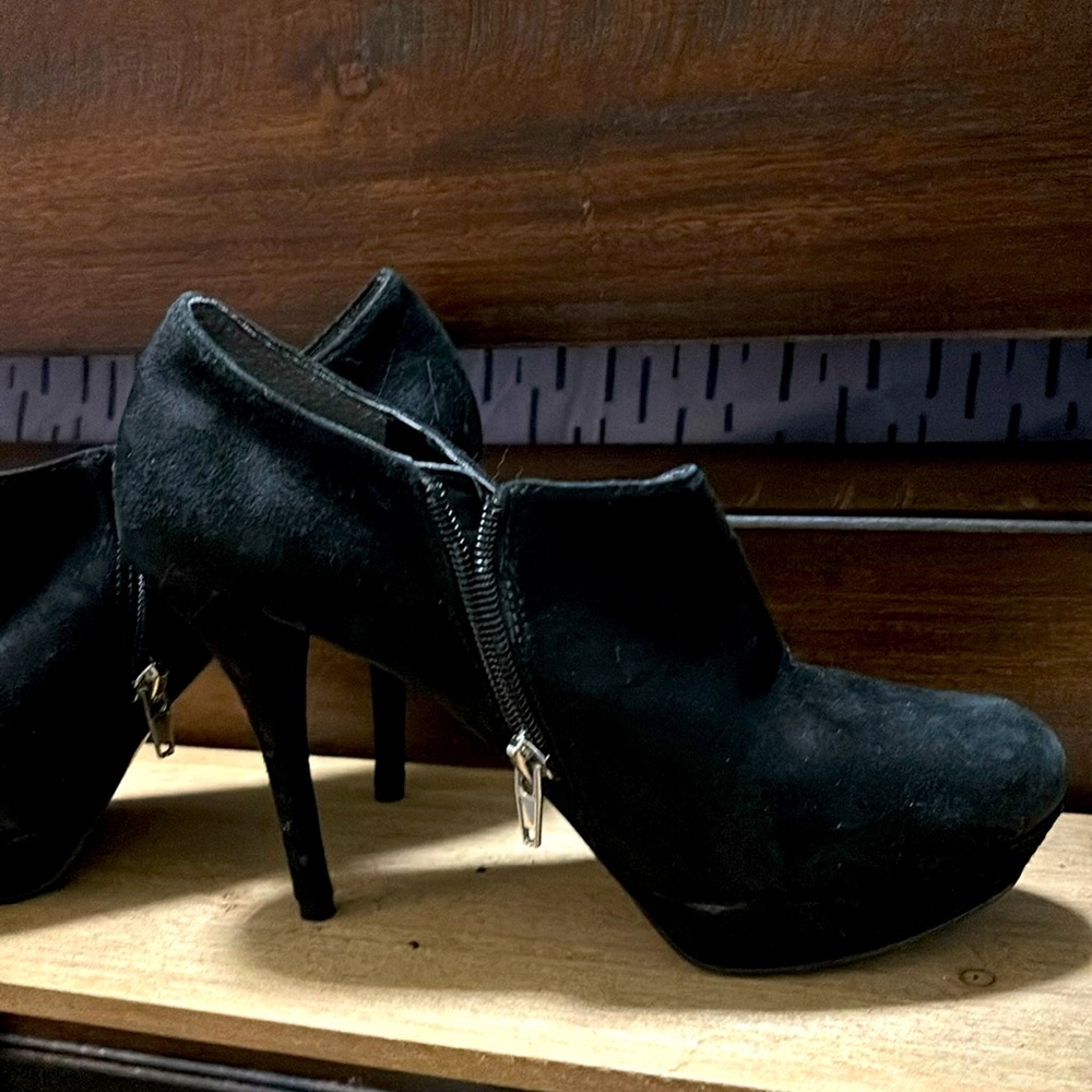 Marc Fisher Shoes Womens 7 Booties Point Toe Black Suede Classic Heeled Boots